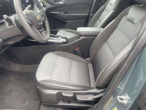 Used 2025 Chevrolet Trax LT FWD image 11