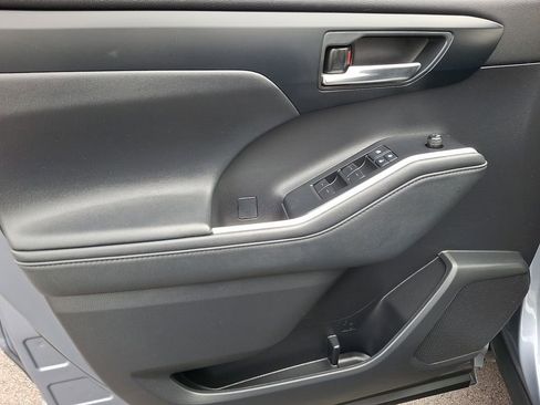Used 2021 Toyota Highlander XLE image 13