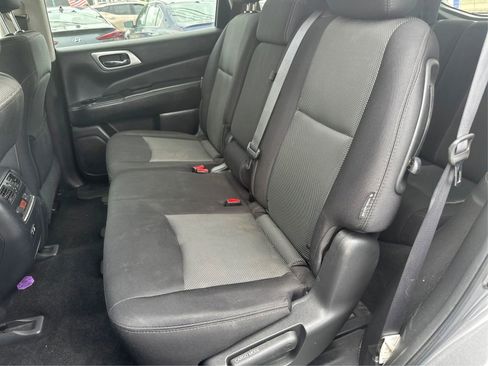 Used 2019 Nissan Pathfinder SV image 10
