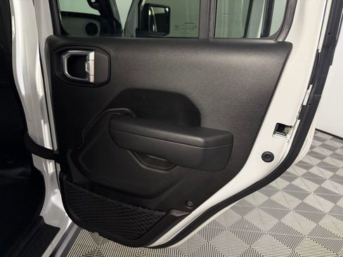Used 2024 Jeep Wrangler Unlimited AWD/4WD image 35