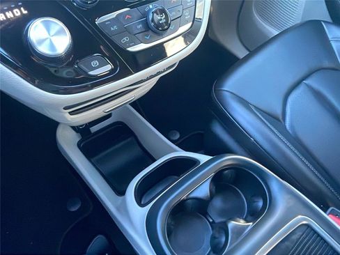 Used 2023 Chrysler Pacifica Touring-L image 26