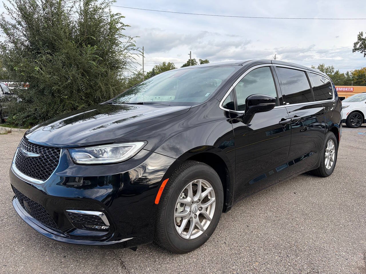 Used 2026 Chrysler Pacifica Select FWD image 1