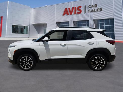 Used 2025 Chevrolet TrailBlazer LT AWD/4WD image 2