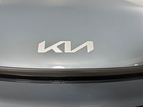 Used 2024 Kia EV9 Land image 9