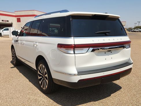 Used 2023 Lincoln Navigator Reserve AWD/4WD image 3