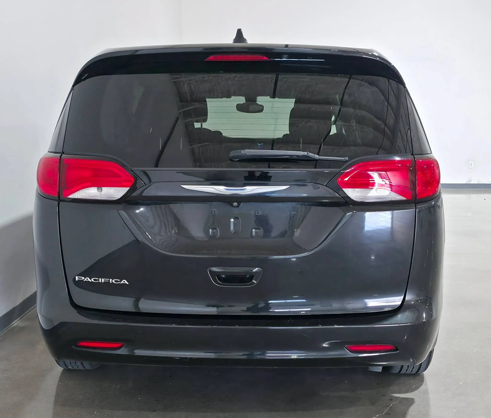 Used 2017 Chrysler Pacifica Touring FWD image 4
