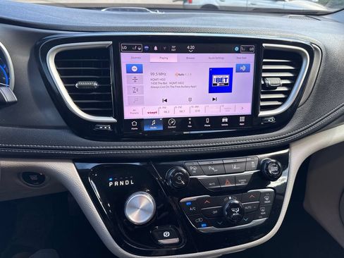 Used 2022 Chrysler Pacifica Touring-L w/ Uconnect Theater Family Group FWD image 33
