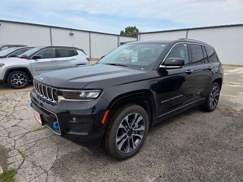 Certified 2022 Jeep Grand Cherokee Overland w/ Advanced Protech Group III AWD/4WD image 3