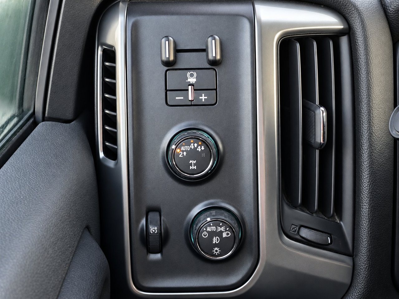 Certified 2018 Chevrolet Silverado 1500 LT w/ All Star Edition AWD/4WD image 24