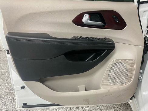 Used 2017 Chrysler Pacifica Limited image 10