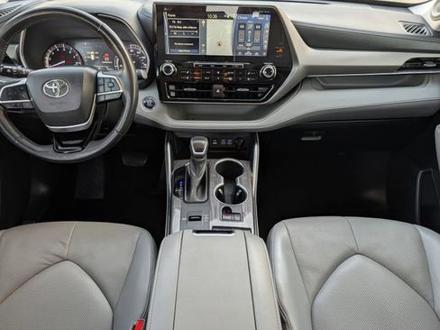 Used 2022 Toyota Highlander Limited image 11