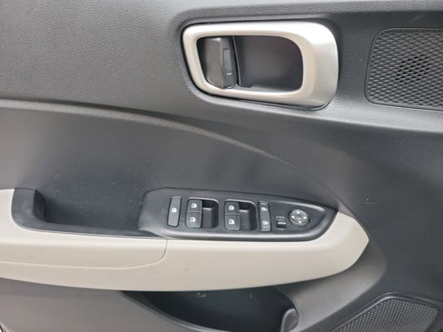 Used 2023 Hyundai Venue SEL image 6