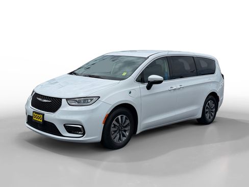 Used 2023 Chrysler Pacifica Touring-L FWD image 1