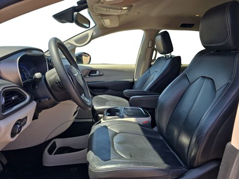 Used 2022 Chrysler Pacifica Touring-L FWD image 10