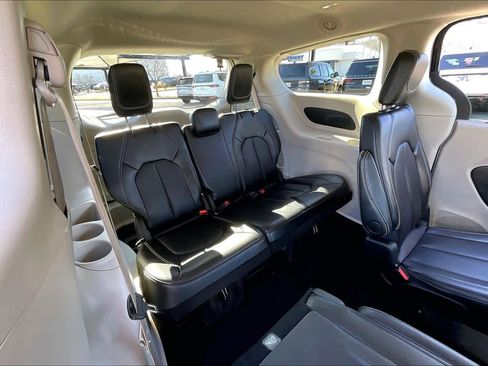 Used 2024 Chrysler Pacifica Touring-L image 34