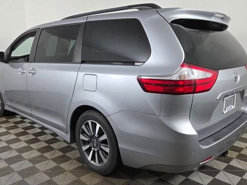 Used 2018 Toyota Sienna XLE w/ XLE Navigation Package image 5