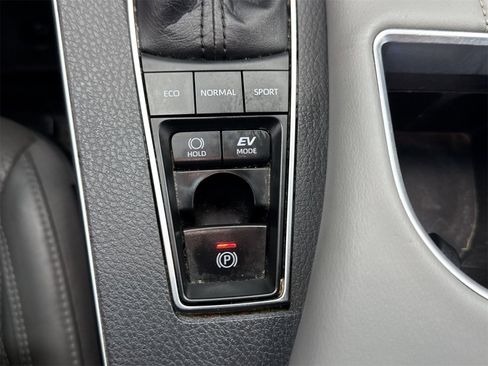 Used 2020 Toyota Avalon Limited image 31