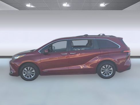 Used 2021 Toyota Sienna XLE image 2