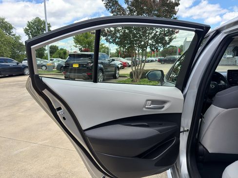 Used 2021 Toyota Corolla LE FWD image 12
