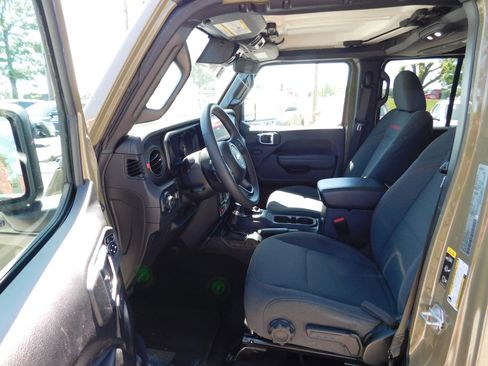Used 2025 Jeep Wrangler Unlimited Rubicon AWD/4WD image 16