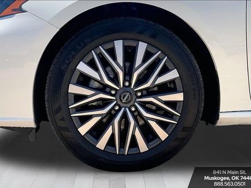 Used 2025 Nissan Altima 2.5 SV FWD image 31