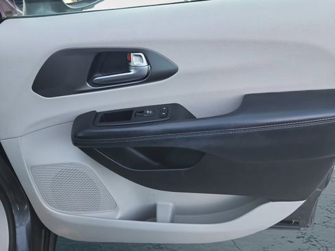 Certified 2019 Chrysler Pacifica Limited image 35