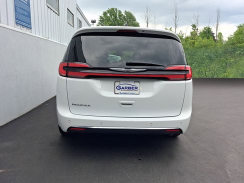 Used 2024 Chrysler Pacifica Touring-L FWD image 11