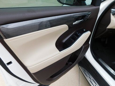 Used 2021 Toyota Highlander Limited image 14