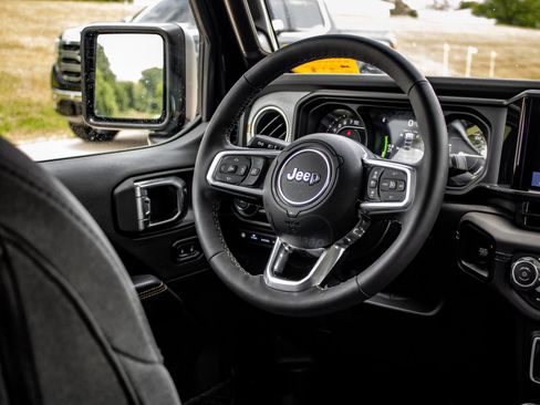 Used 2025 Jeep Wrangler Unlimited Sahara AWD/4WD image 38