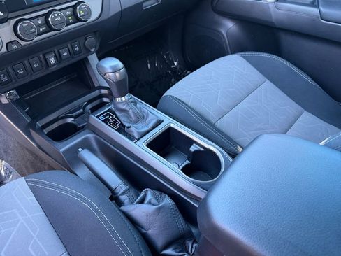 Used 2021 Toyota Tacoma TRD Off-Road w/ Technology Package AWD/4WD image 18