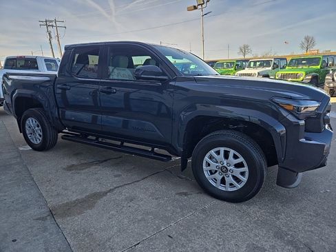 Used 2025 Toyota Tacoma SR5 image 14