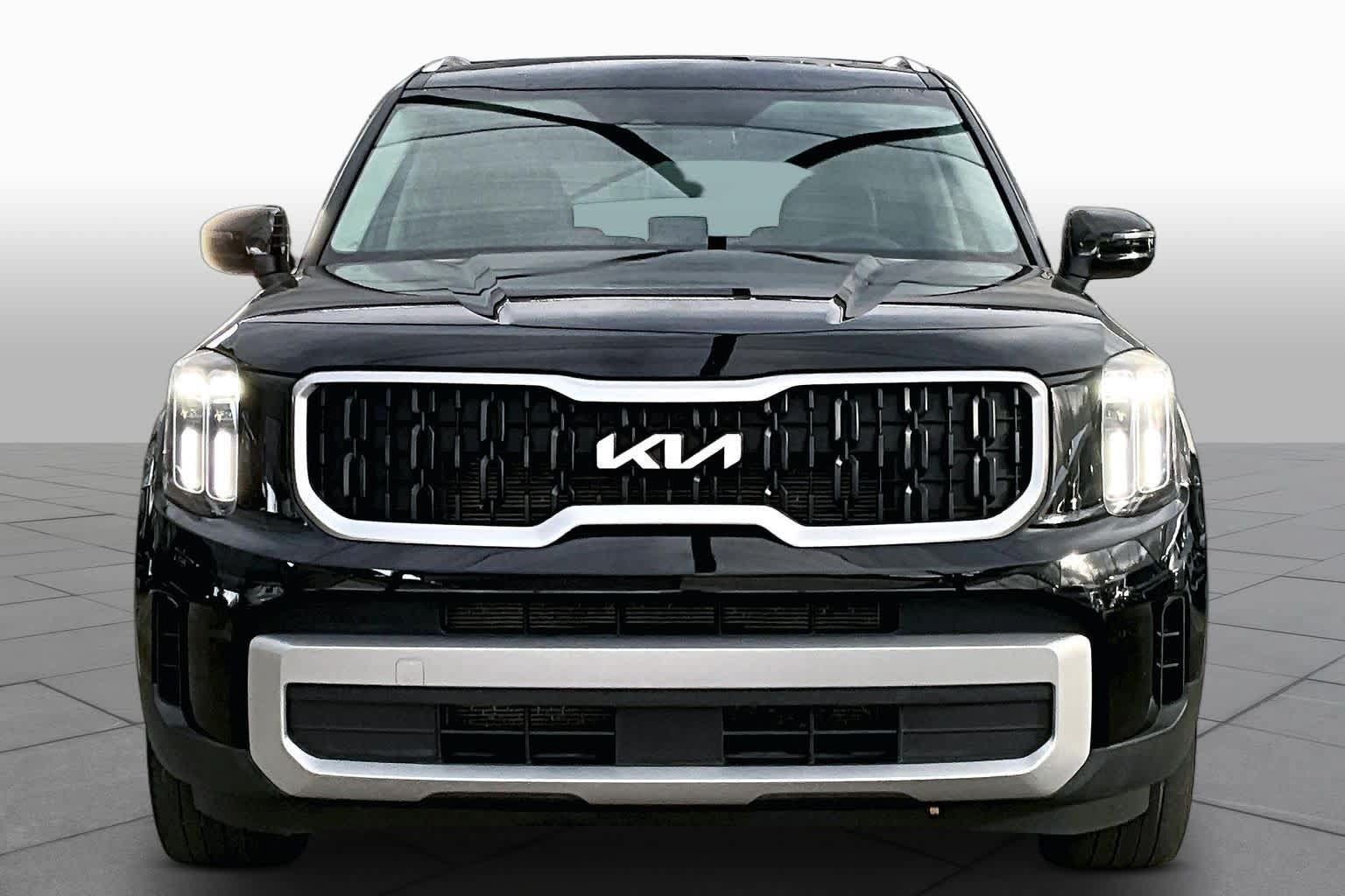 Used 2023 Kia Telluride EX w/ EX Captain's Chair Package FWD image 4