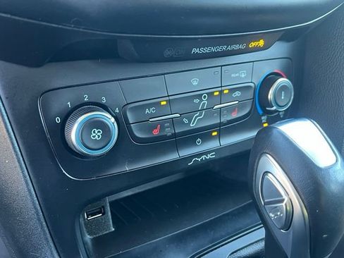 Used 2016 Ford Focus SE w/ SE Cold Weather Package FWD image 27