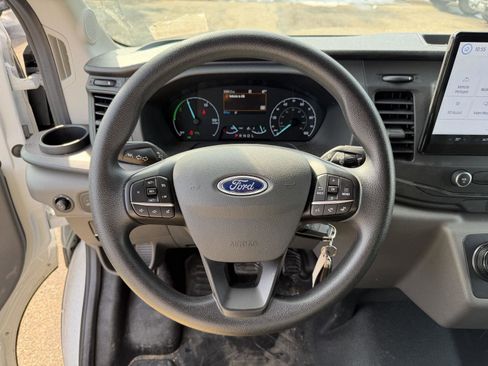 Used 2023 Ford E-Transit Medium Roof image 3