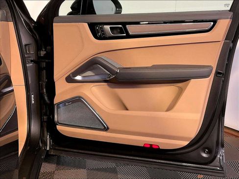 Certified 2022 Porsche Cayenne Turbo AWD/4WD image 26