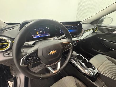 Used 2025 Chevrolet Trax LT w/ Driver Confidence Package FWD image 17