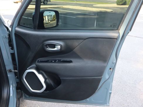 Used 2018 Jeep Renegade Latitude FWD image 26