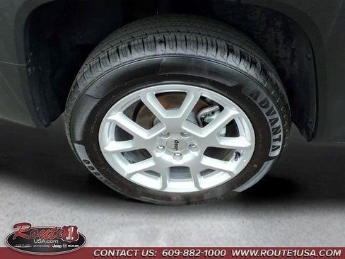 Used 2023 Jeep Renegade Latitude AWD/4WD image 17