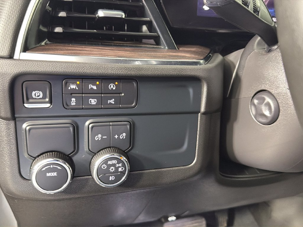 Used 2025 Chevrolet Suburban Premier RWD image 20