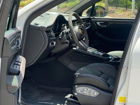 New 2025 Porsche Macan GTS image 4