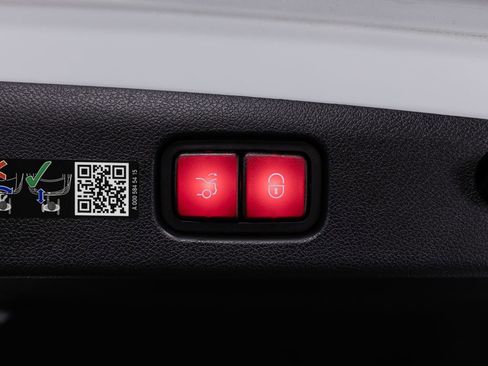 Used 2025 Mercedes-Benz E 53 AMG e 4MATIC Sedan image 32