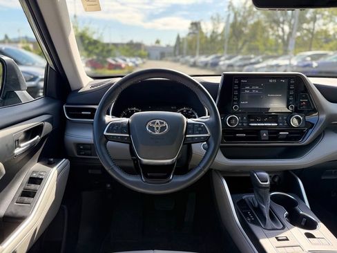 Used 2021 Toyota Highlander XLE AWD/4WD image 24
