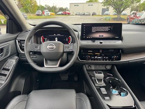 Certified 2025 Nissan Rogue Platinum w/ Platinum Premium Package FWD image 14