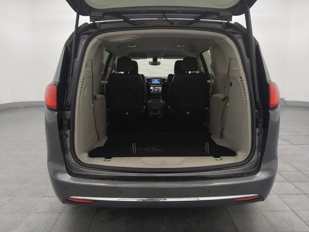 Used 2020 Chrysler Pacifica Touring-L FWD image 29