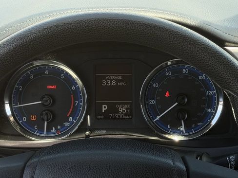 Used 2018 Toyota Corolla LE FWD image 16