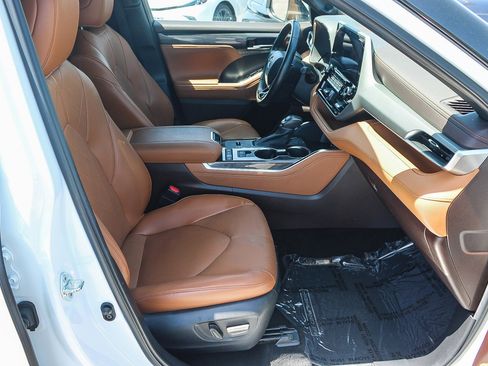 Used 2022 Toyota Highlander Platinum FWD image 18