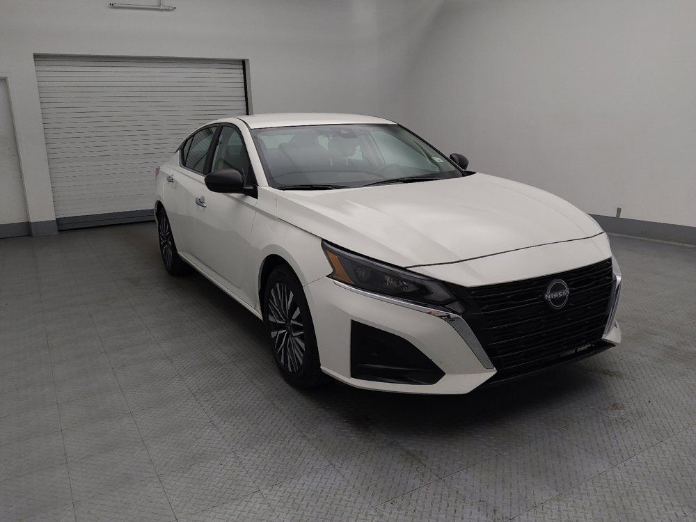 Used 2025 Nissan Altima 2.5 SV FWD image 13