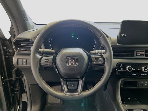 Used 2025 Honda Pilot TrailSport image 11