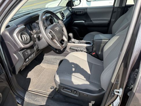 Certified 2022 Toyota Tacoma SR5 AWD/4WD image 3