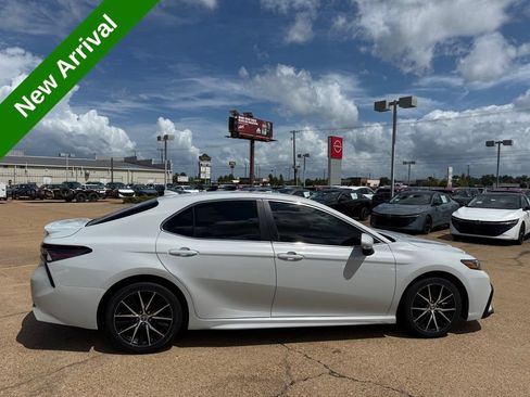 Used 2023 Toyota Camry SE FWD image 6